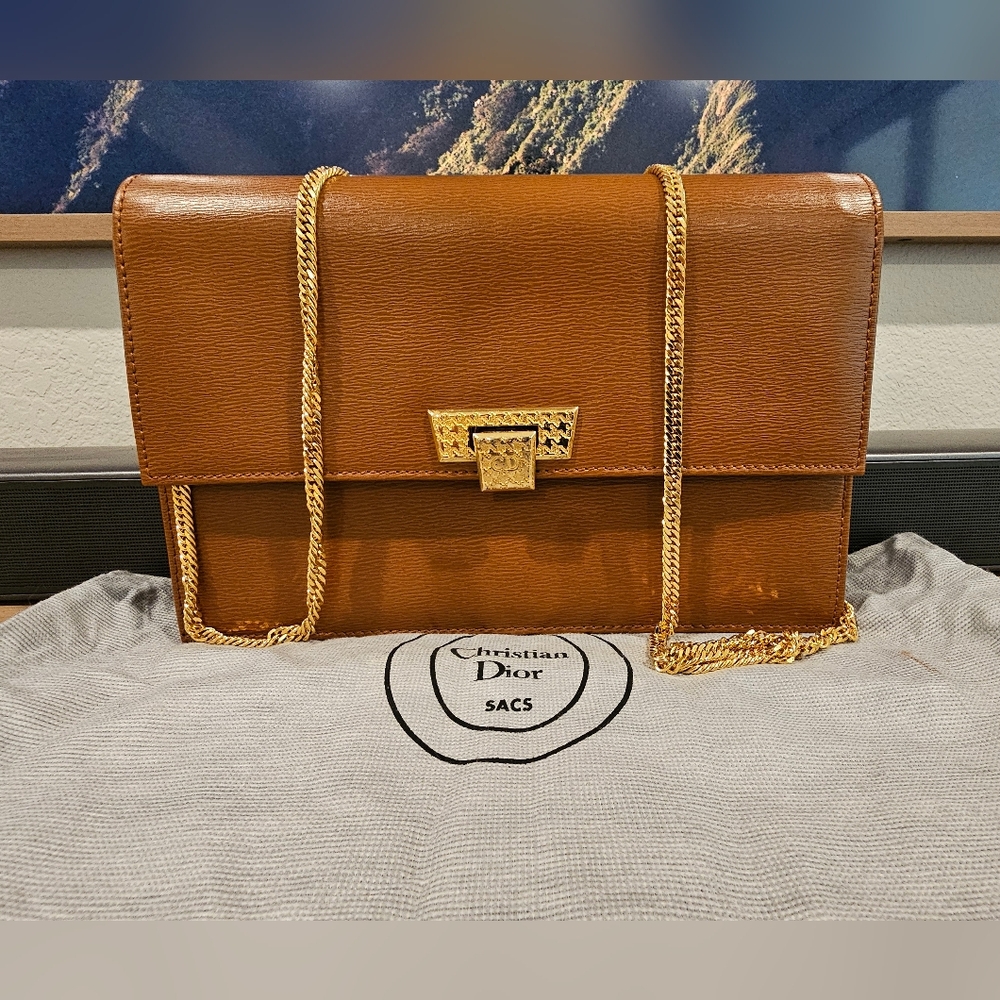 Dior Elegant Leather Bag With Gold Chain
